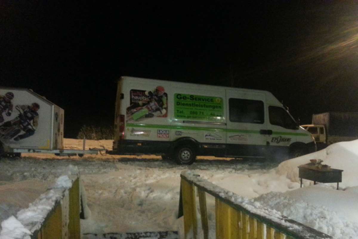 Hans Webers Transporter mit Krasnikovs Anhänger