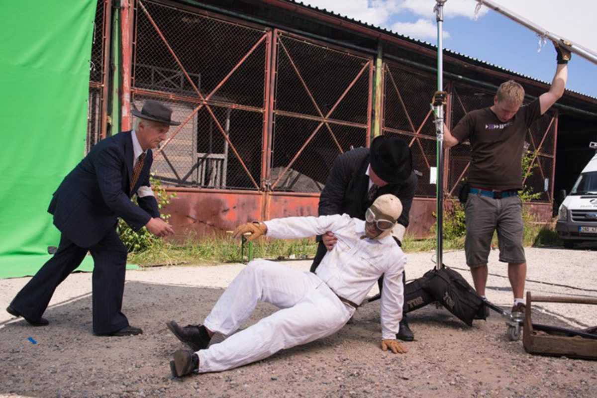 Mit Statisten wurden Szenen gestellt und in die Bilder einkopiert