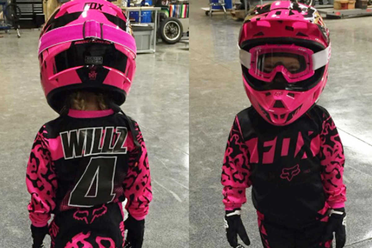 Pinks Tochter Willz läuft im Cross-Outfit herum