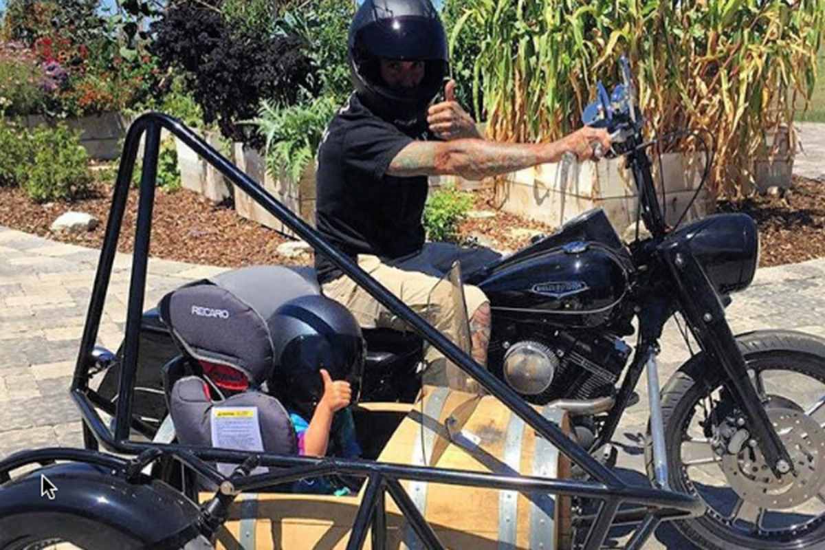 Carey Hart bei einem Ausflug mit Tochter Willz im Seitenwagen