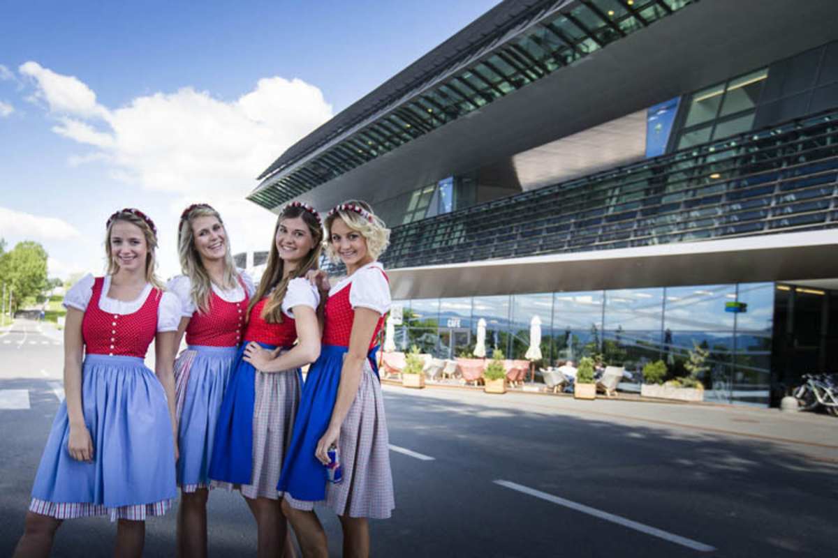 Mit grosser Hingabe setzt das «Steirische Heimatwerk» die jungen Damen mit handgefertigten Dirndln in Szene