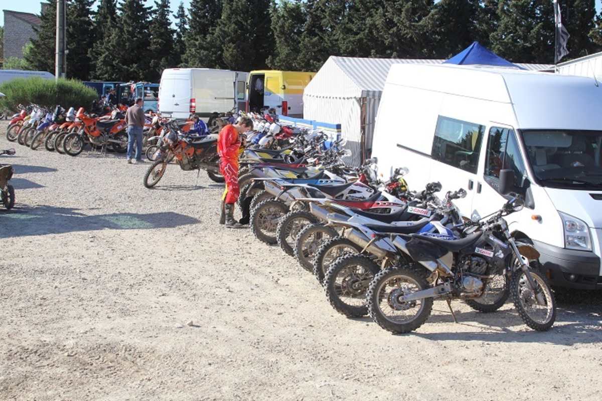 Initiant und Besitzer Dany Wirz war drei Mal Schweizer Enduromeister und war als Privatfahrer zweimal WM-Sechster