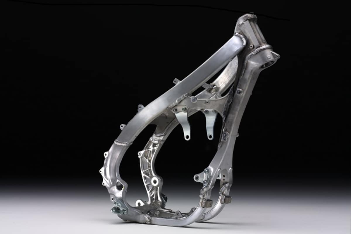 Typisch für die Geländemaschinen von Yamaha: Doppelschleifenrahmen aus Aluminium