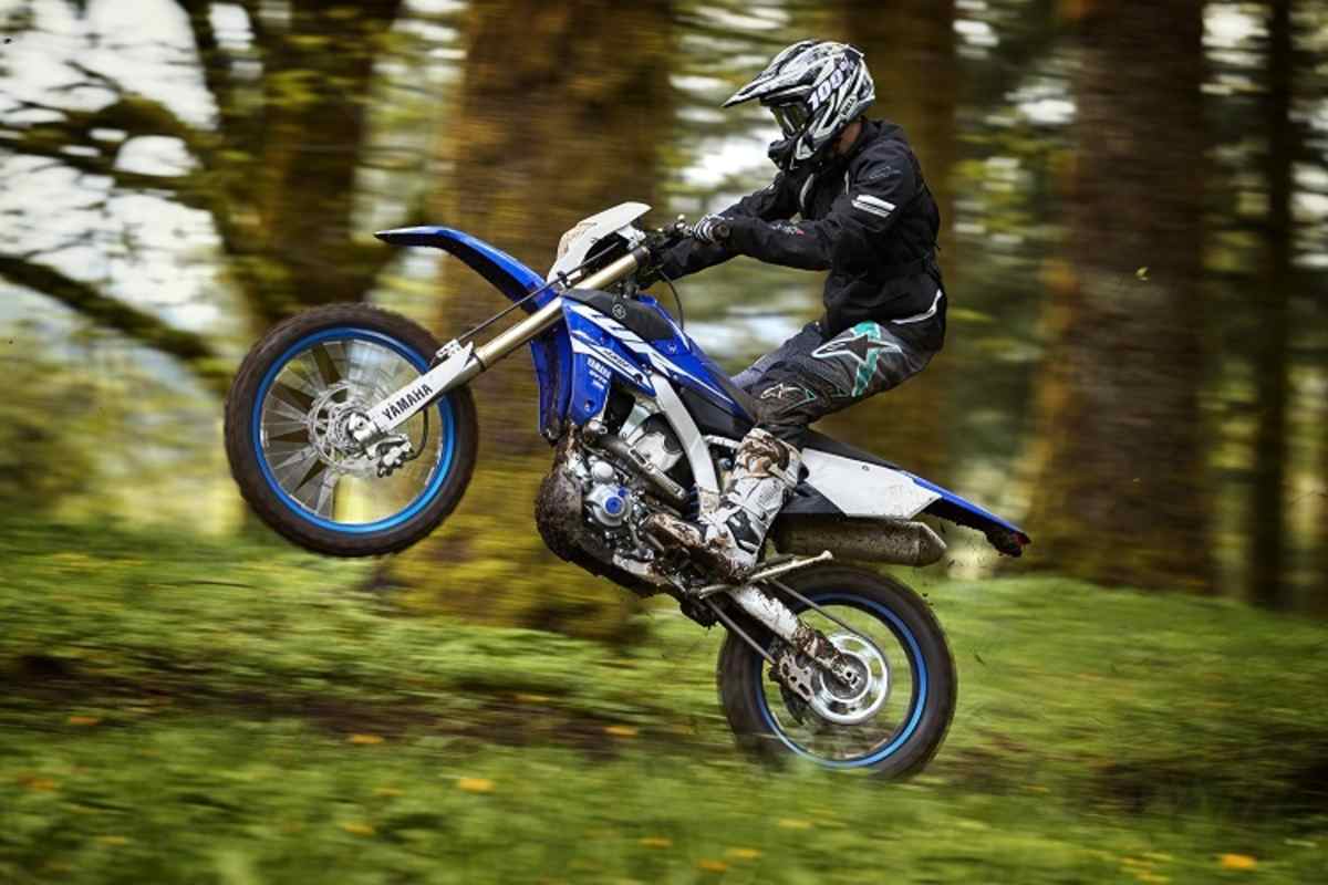 Wers in Wald und Feld ganz eilig hat, lässt die WR 450 F lospreschen 
