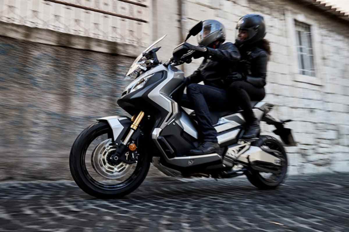 Dank konstruktiver Anleihen an Geländemotorrädern meistert die Honda X-ADV alle Herausforderungen der Stadt