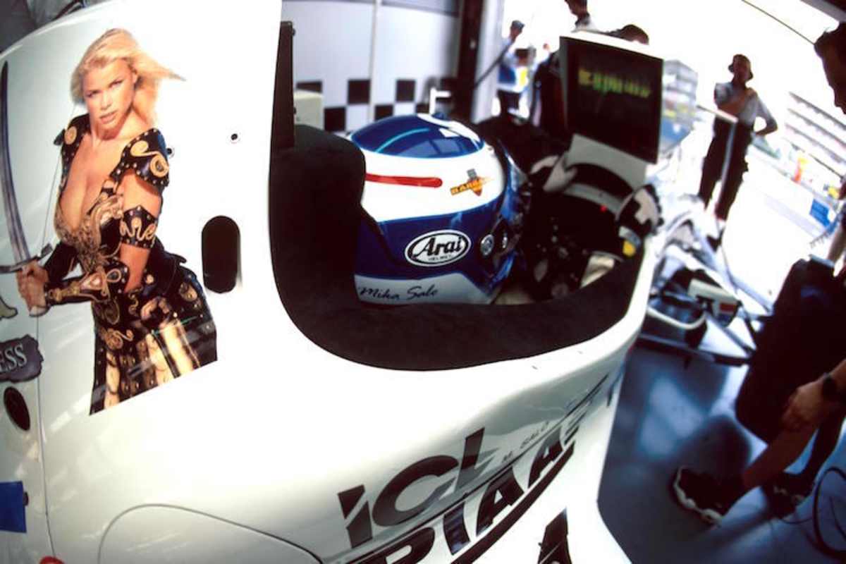 Mika Salo 1997 mit der blonden Gabrielle aus der TV-Serie Xena