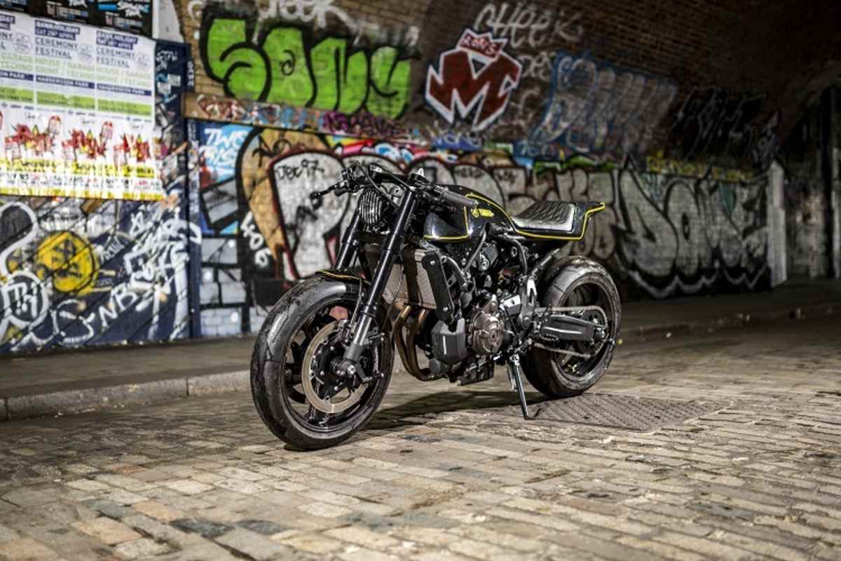 Cafe Racer mit Carbonrädern von Rotobox