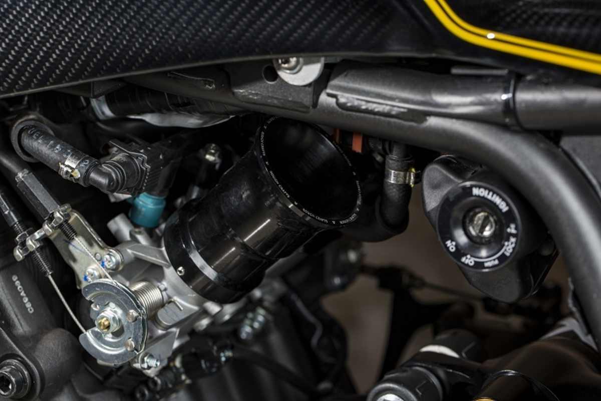 Offene Ansaugtrichter am Cafe Racer: Das dürfte dem TÜV nicht gefallen