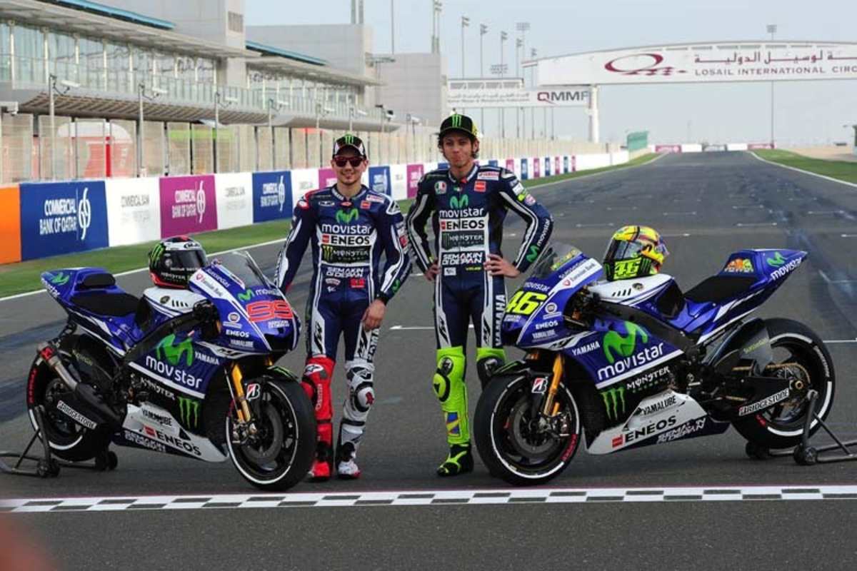 Präsentation auf der Start-Zielgeraden in Losail: Valentino Rossi und Jorge Lorenzo auf den Yamaha im neuen MoviStar-Design