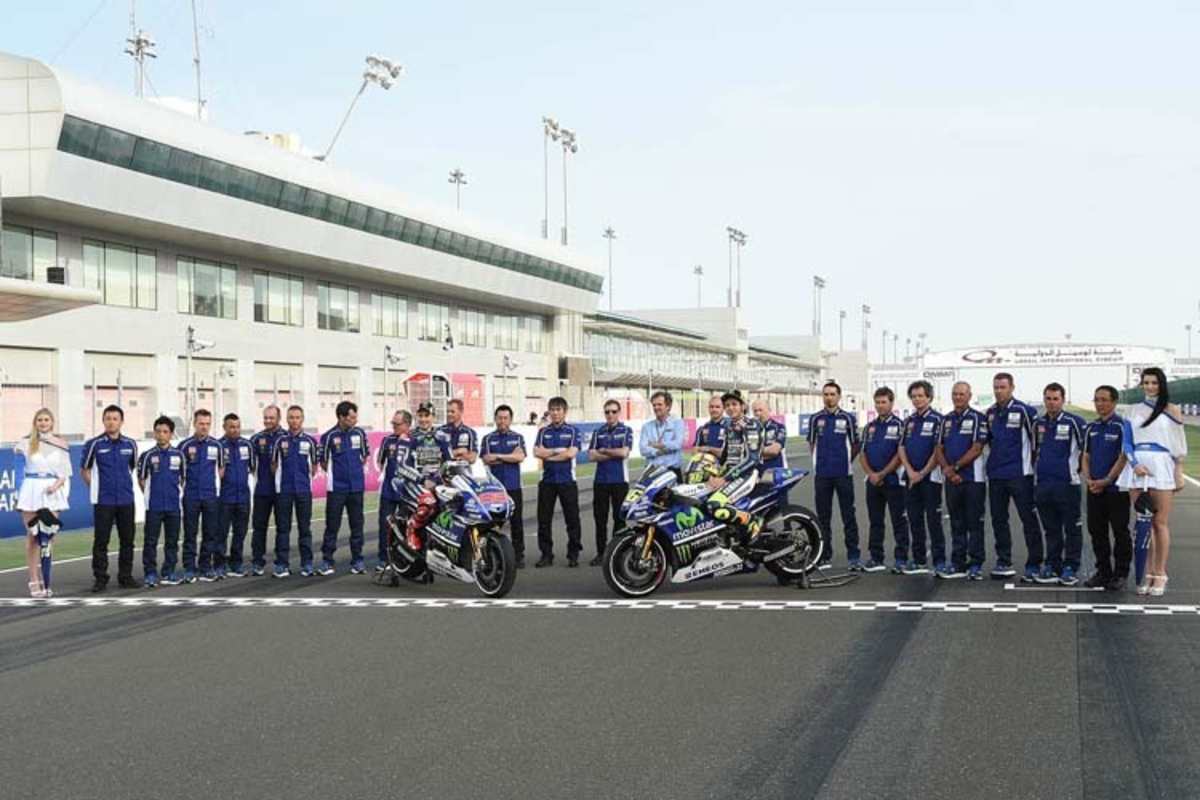 Das Yamaha-Werksteam bei der Präsentation des neuen Hauptsponsors MoviStar