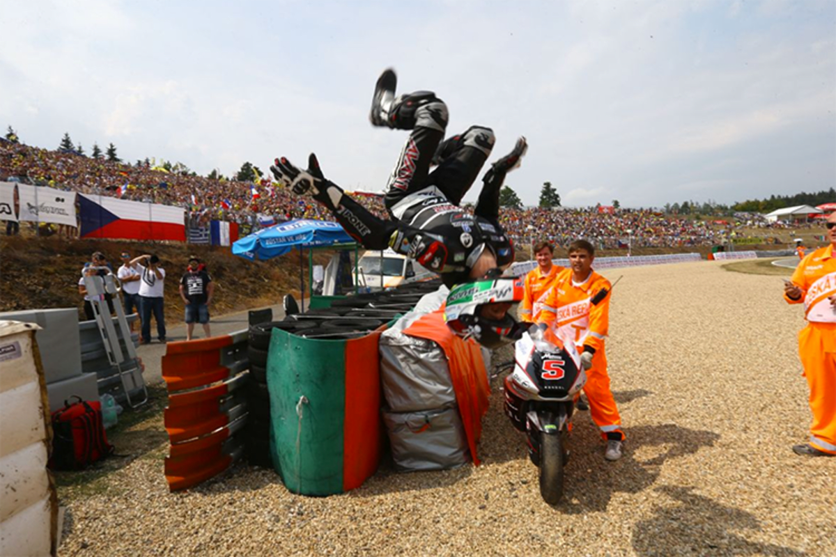 Nach jedem Sieg machte Johann Zarco einen Salto von einem Reifenstapel