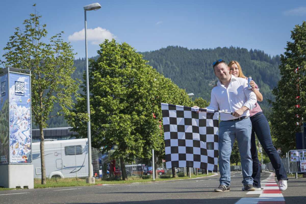 Manuel Gröbl darf die Zielflagge schwenken