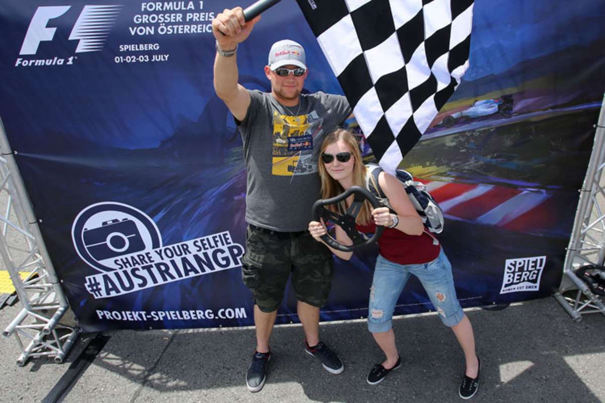 Ein Fan darf die Zielflagge schwenken