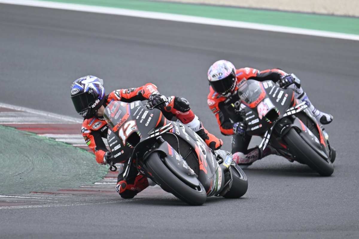 Eine Demonstration mit der Aprilia RS-GP: Maverick Vinales und Aleix Espargaró 