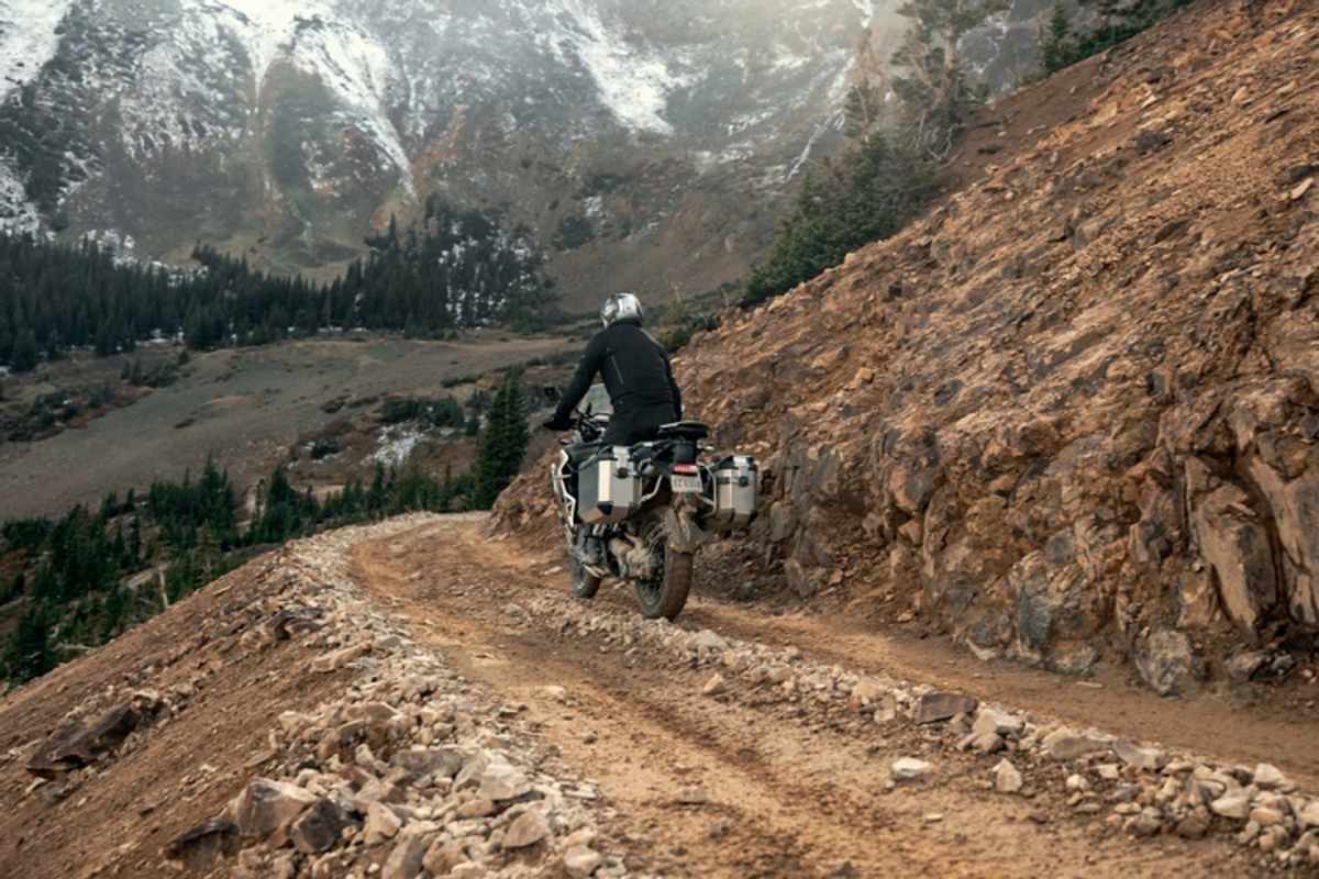 Triumph 1200 Rally Explorer: Geländetaugliches Fahrwerk, reichhaltige Ausstattung und Endlos-Reichweite dank 30 Liter im Tank