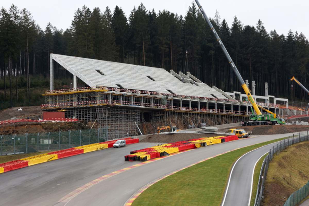 In der Eau Rouge entsteht eine neue Zuschauertribüne und die Auslaufzone wurde deutlich vergrößert