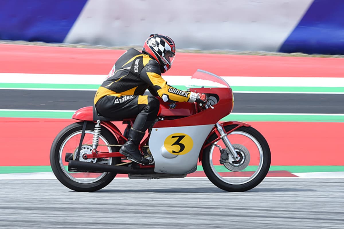 Noch immer dreht der Jubilar kräftig am Gasgriff