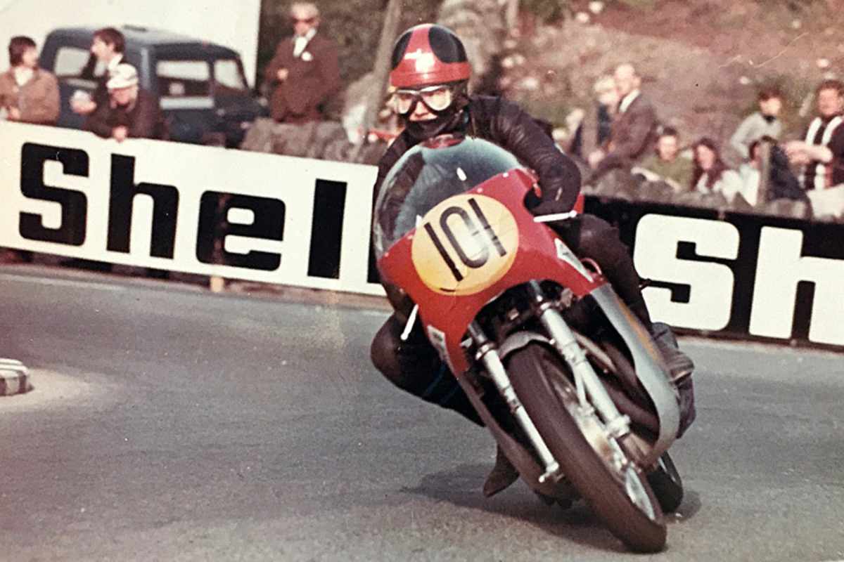 Wolfgang Stropek mit seiner Vierzylinder MV Agusta bei der Tourist Trophy auf der Isle of Man