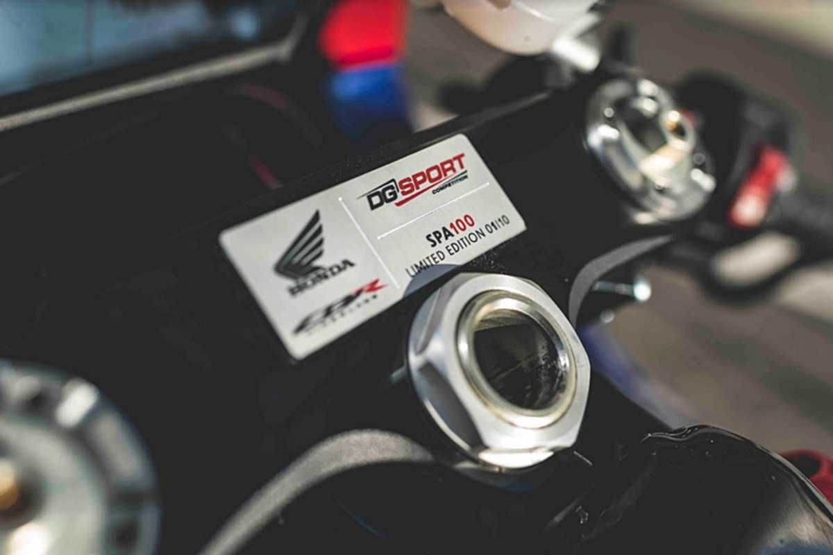 Die spezielle Plakette zeigt, welches zehn Exemplar man sein Eigen nennt