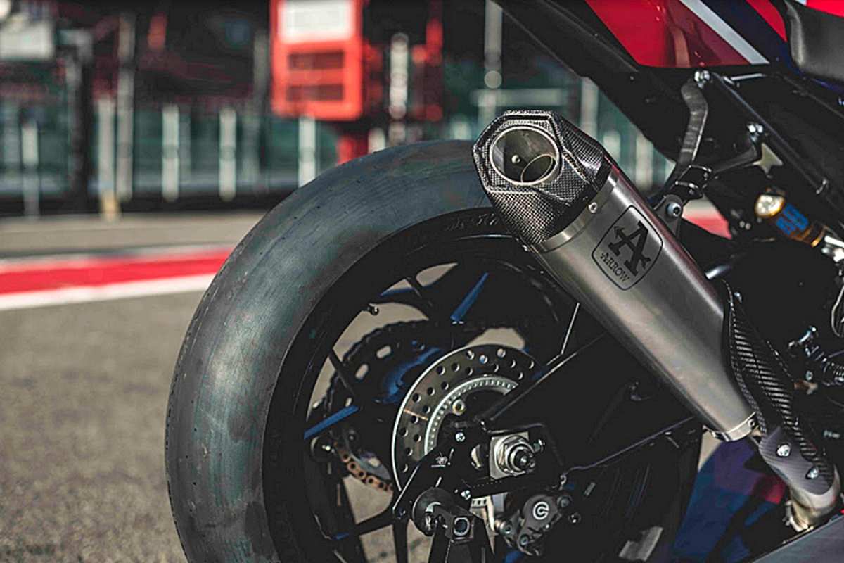 Auch die Arrow-Auspuffanlage gehört zum Lieferumfang