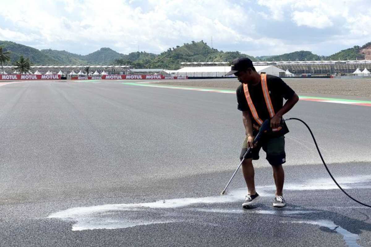 Letzte Arbeiten vorm Start des Trainings