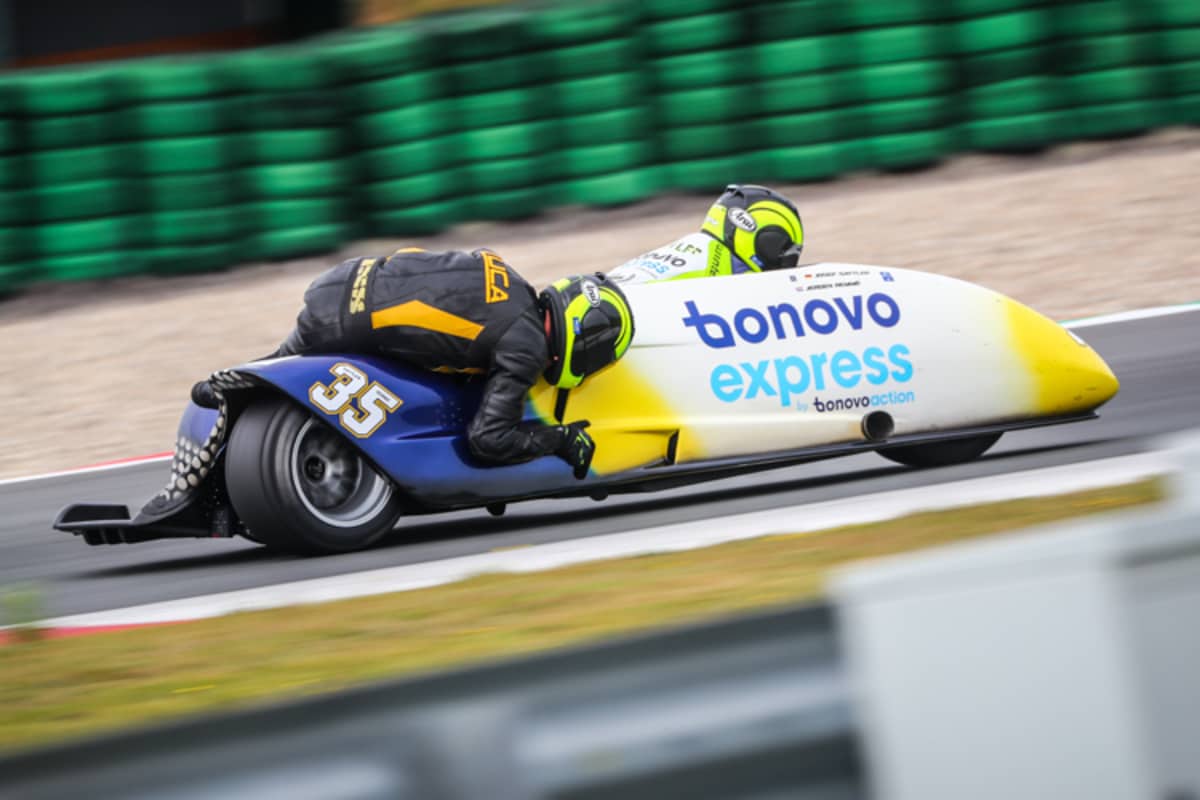 Josef Sattler und sein junger Beifahrer Luca Schmidt auf der Adolf RS Yamaha