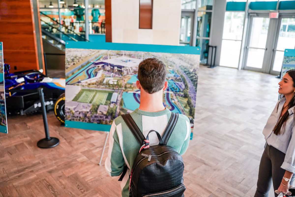 Pierre Gasly lässt sich die Pistenführung zeigen