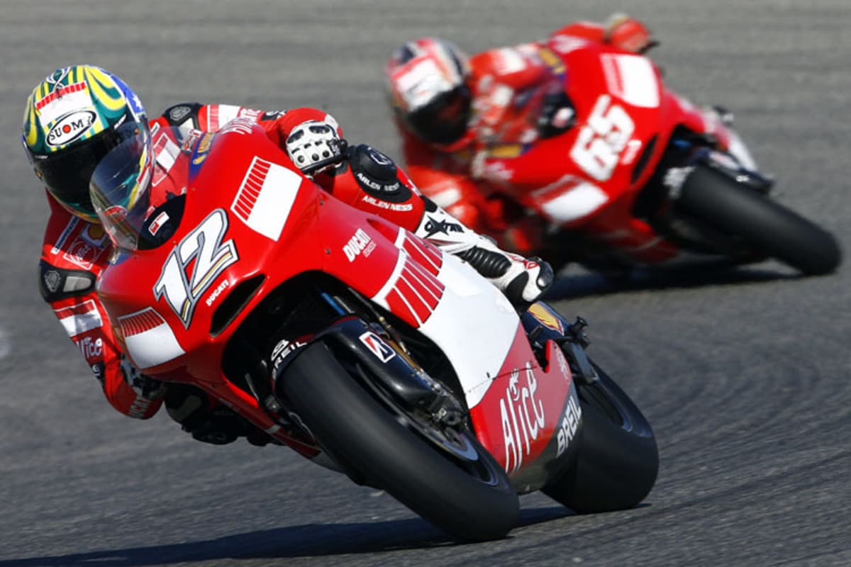 Troy Bayliss führt den Grand Prix in Valencia 2006 vor seinem Teamkollegen Loris Capirossi an