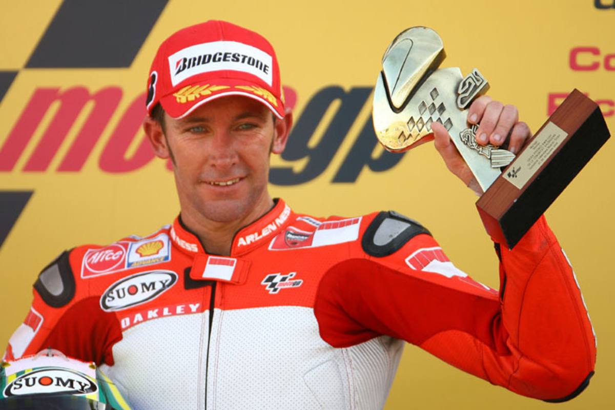 Troy Bayliss feiert seinen sensationellen Grand Prix-Sieg in Valencia 2006