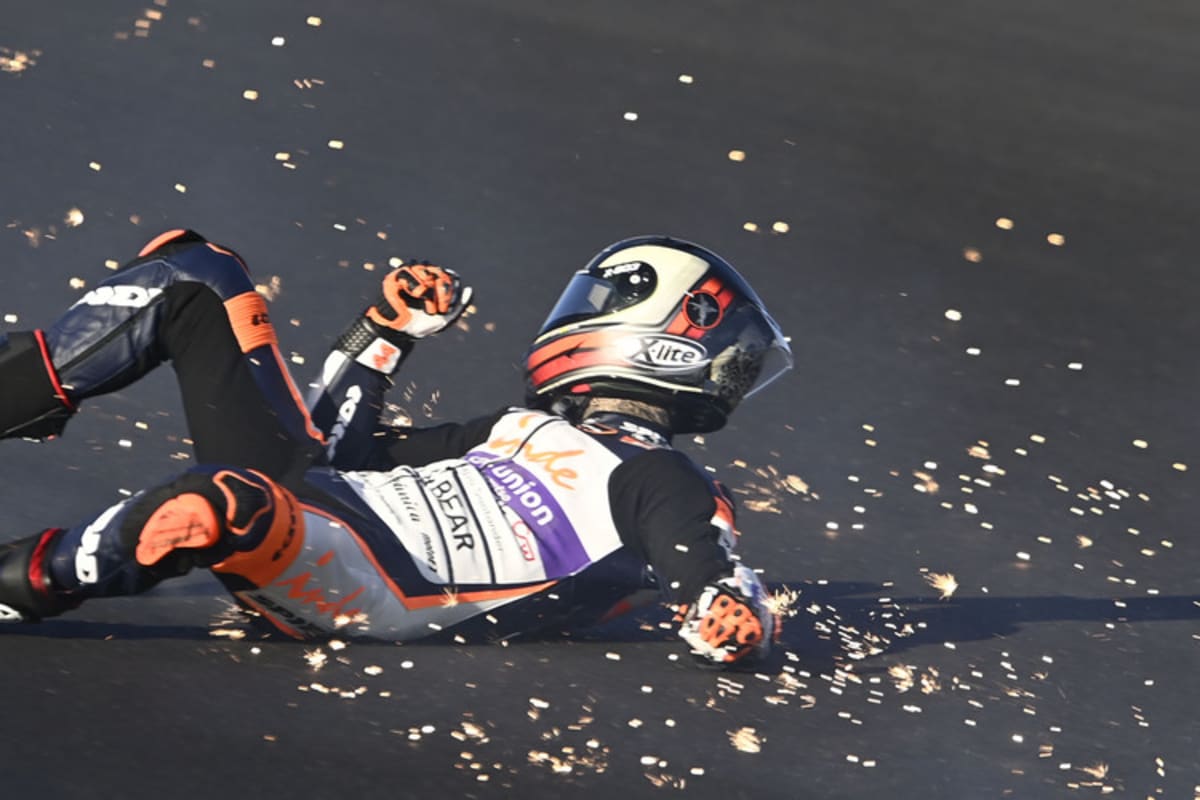 Der Spanier schlitterte spektakulär über den Asphalt