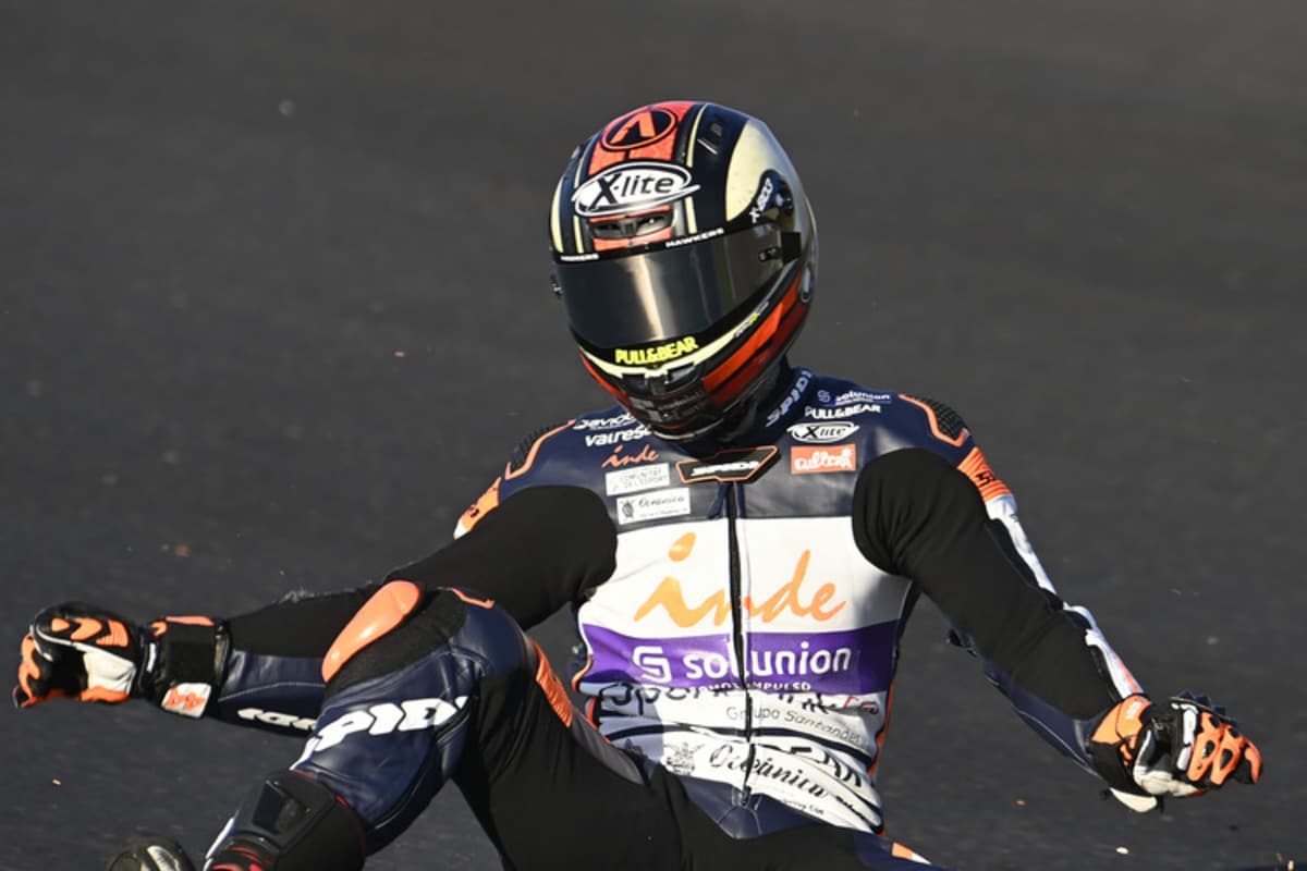 Aron Canet richtet sich auf