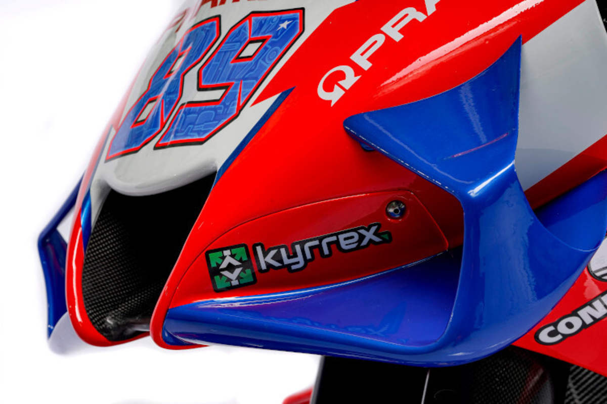 Besonders auffallend sind die blauen Winglets