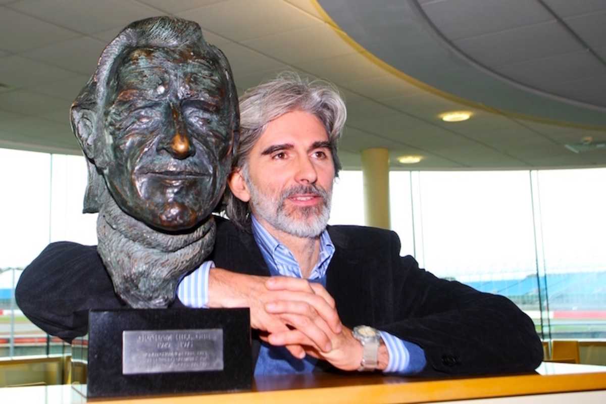 Damon Hill 2008 mit einer Büste seines Vaters