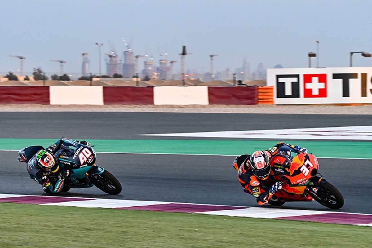 Katar-Moto3-Rennen am 4. April: Acosta führt vor Darryn Binder