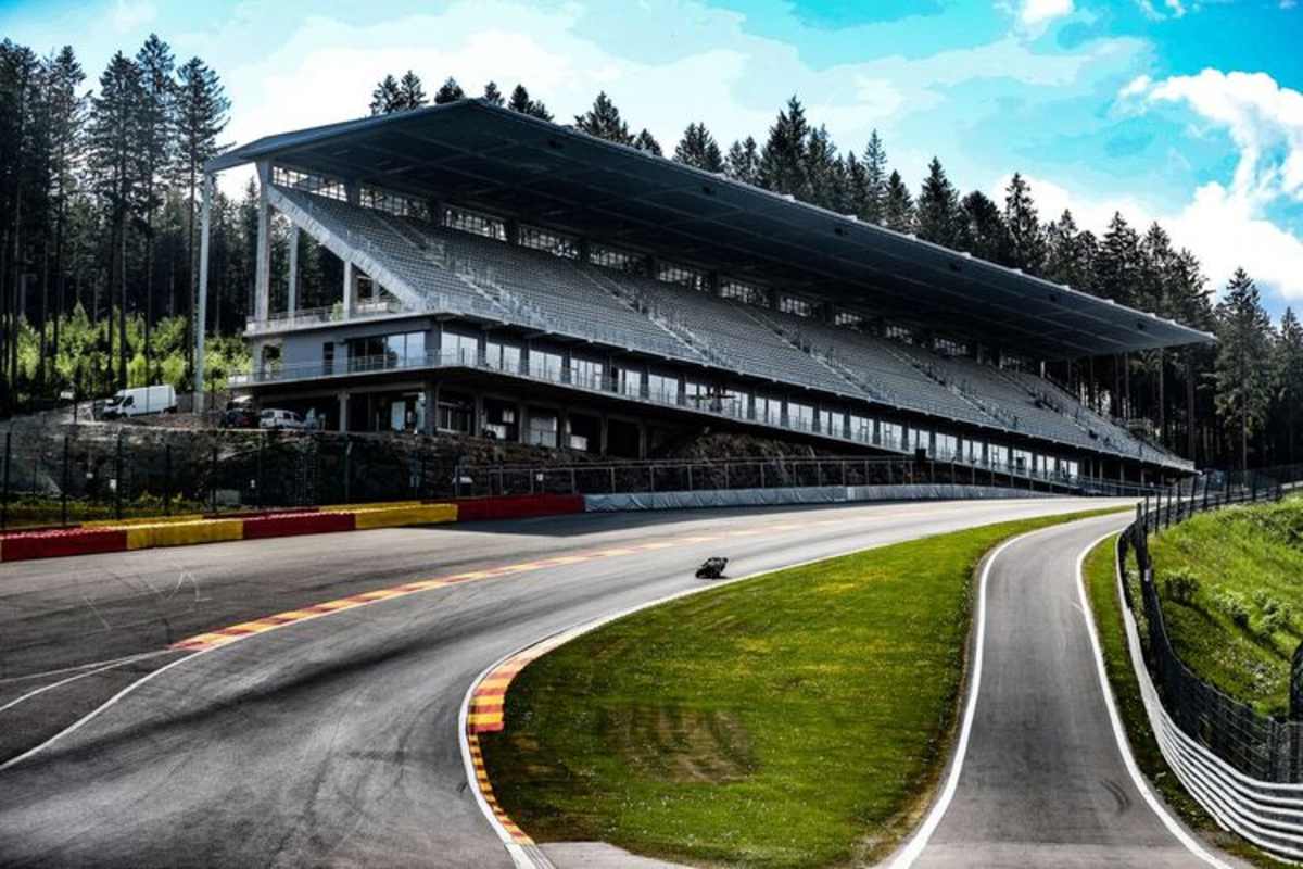 In der Eau Rouge wurde viel umgebaut, auch die Tribüne ist neu