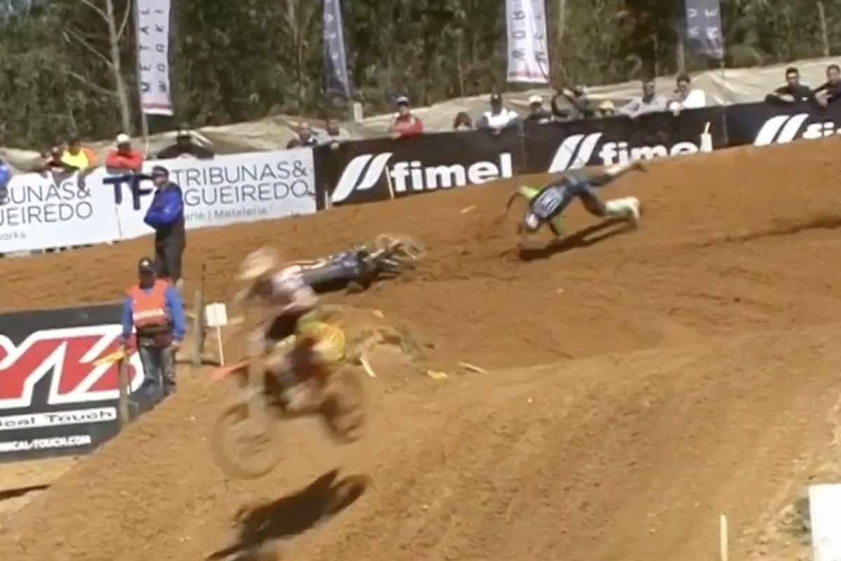 Jago Geerts stürzt und fällt zurück