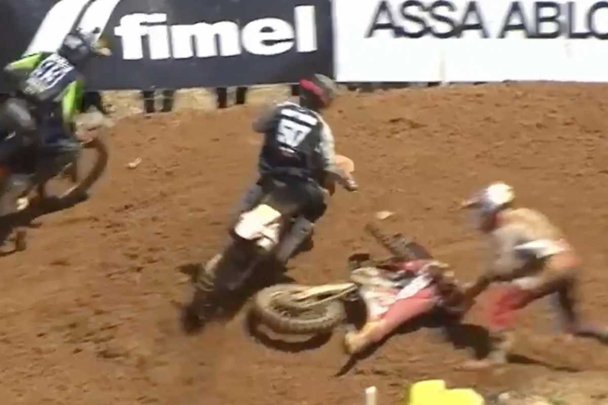 Simon Längenfelder stürzt beim Überrunden, Geerts geht vorbei