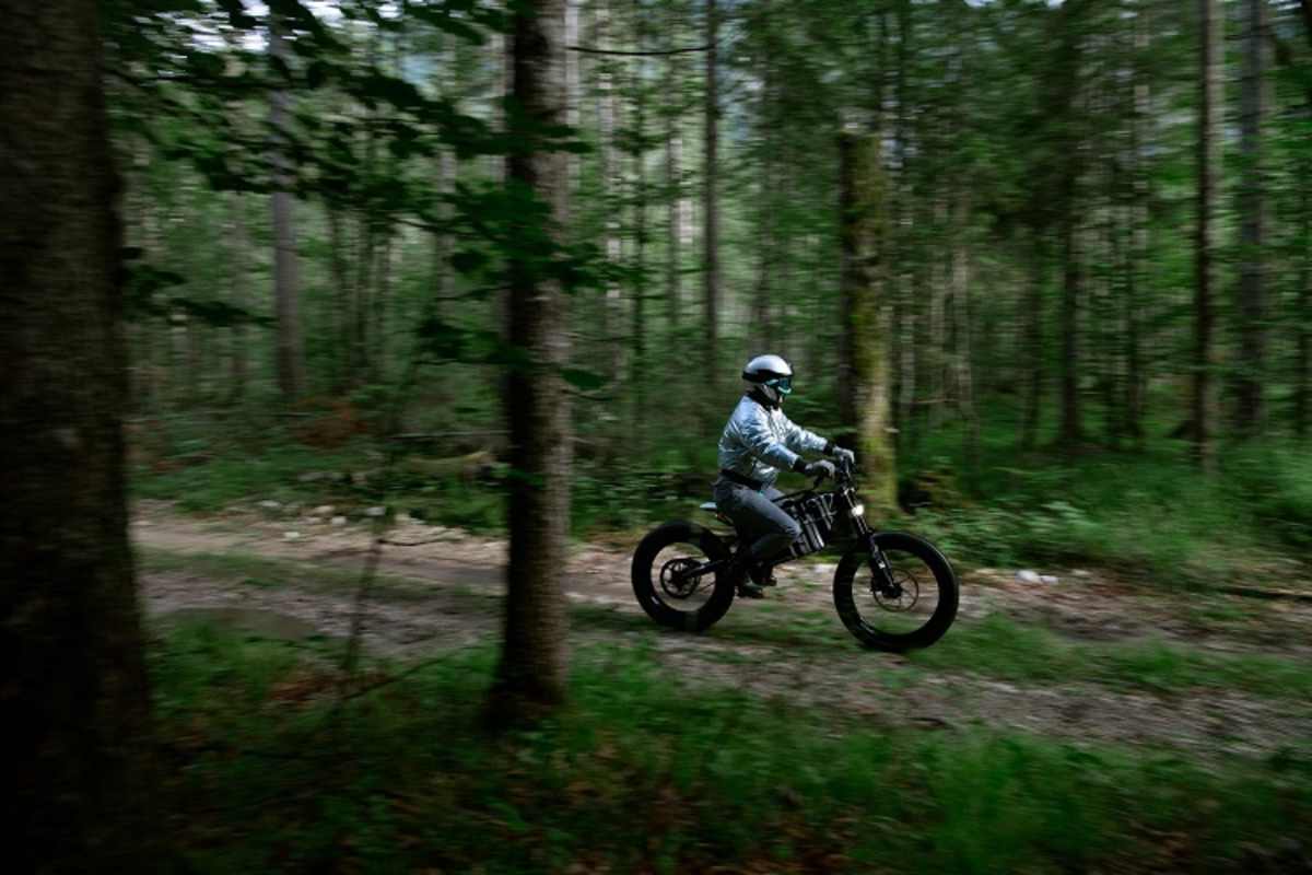 Ausbruch aus der Stand in die unberührte Natur mit dem BMW Motorrad Vision Amby 