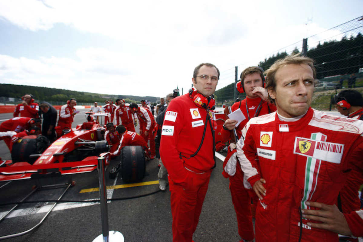 Der glücklose Luca Badoer (vorne rechts)