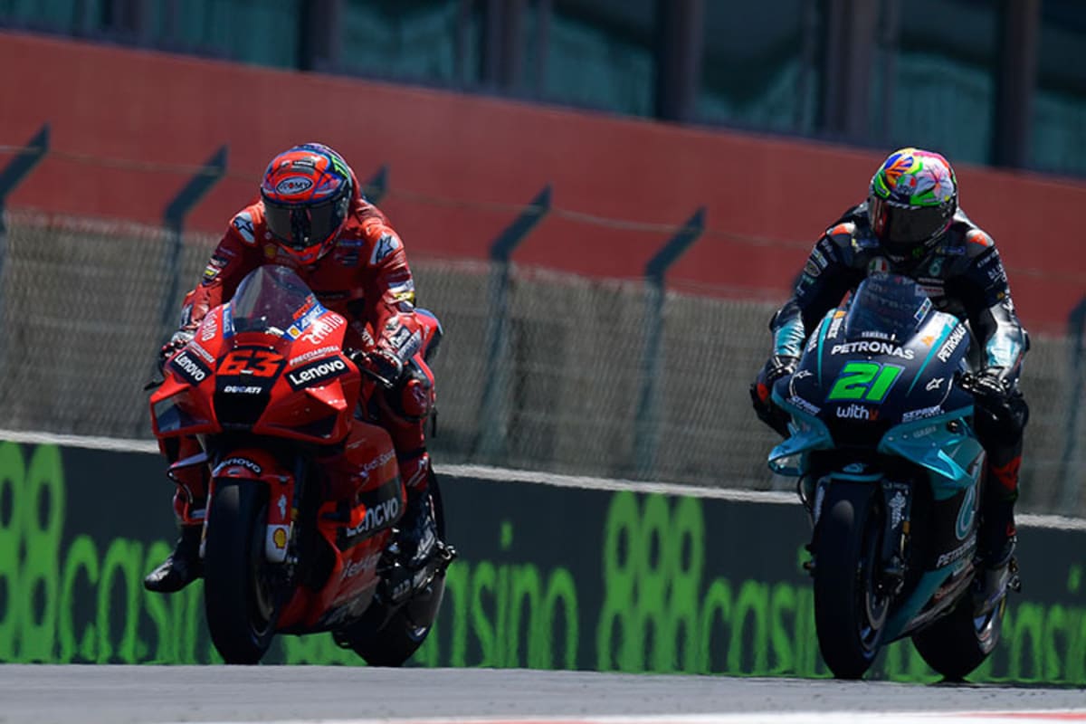 Pecco Bagnaia (63) im Kampf gegen Morbidelli (21)