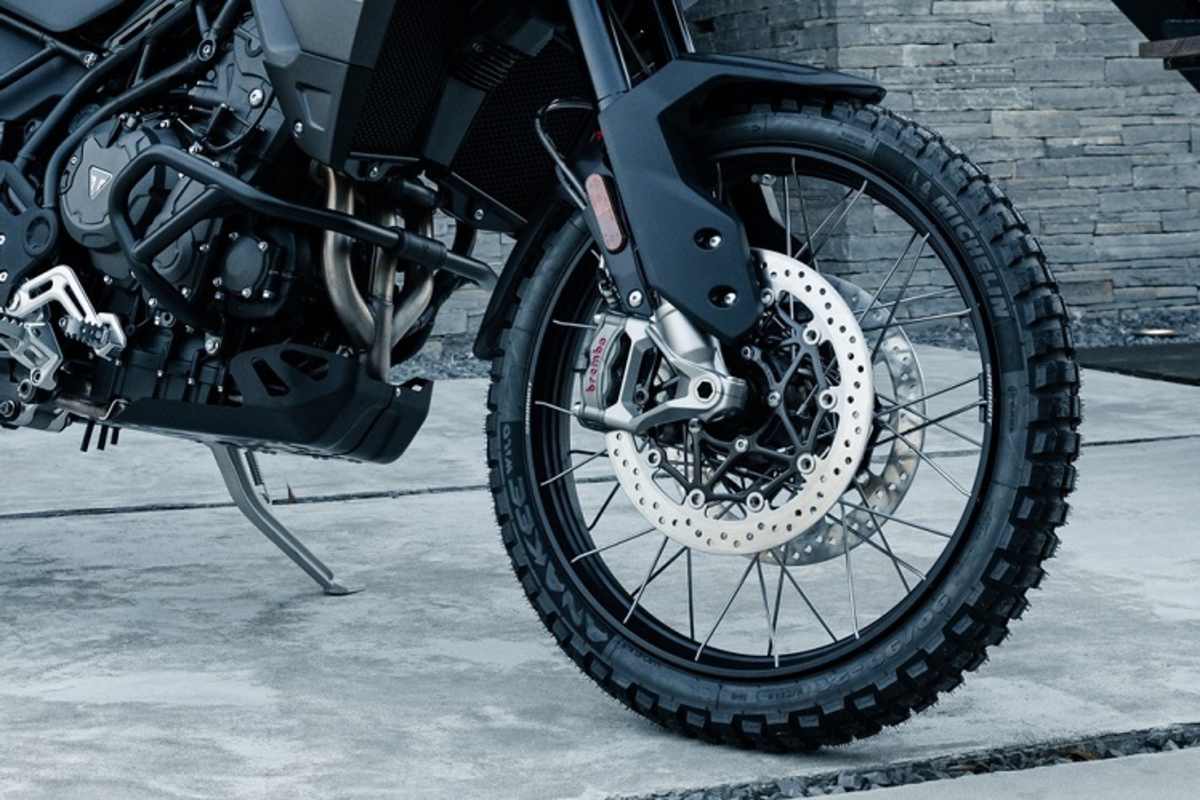 Etliche Teile sind schwarz eingefärbt und für Einsätze im Gelände wird ein Paar Michelin Anakee Wild mitgeliefert