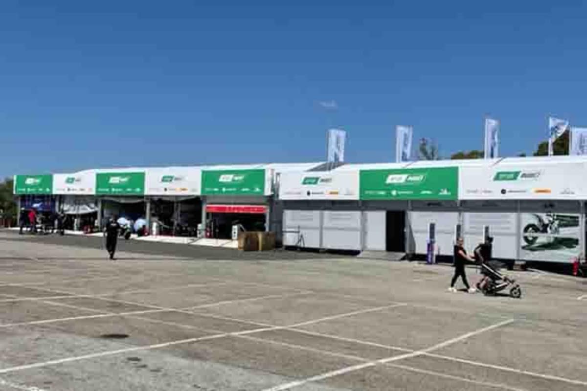 Das mobile Boxengebäude für die 18 MotoE-Fahrer: Sicherheitsabstand zum Rest der Welt wegen Feuergefahr