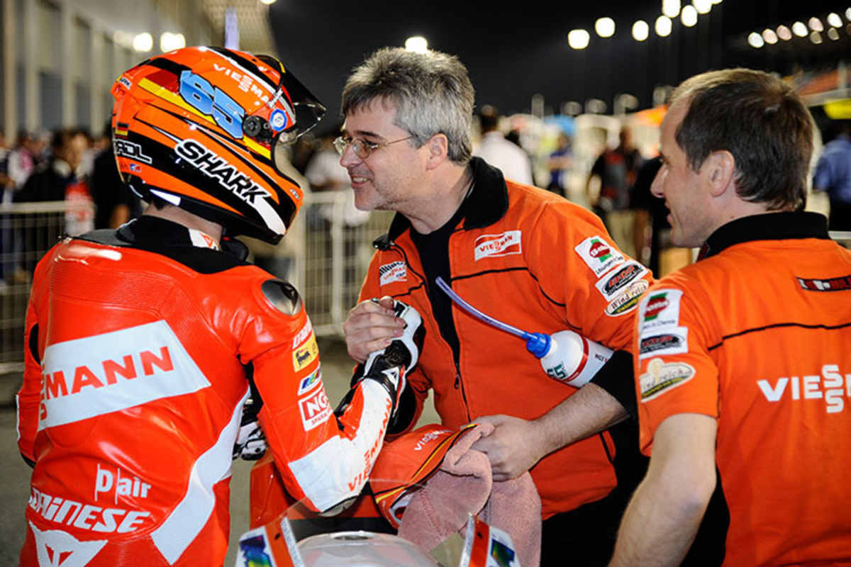 Sieg in Katar 2011: Bradl mit Jochen Kiefer und Chefmechaniker Stefan Haseneder (re.)