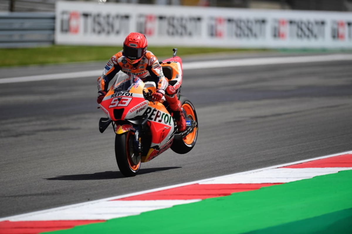 Vor Kurve 1 geht es bergab