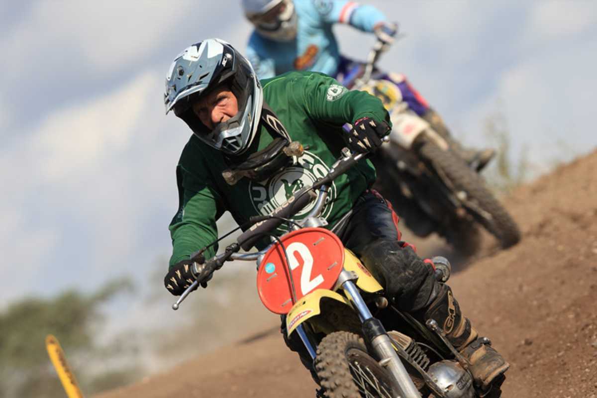 Herman Leunen aus Belgien fährt mit knapp 80 Jahren Motocrossrennen