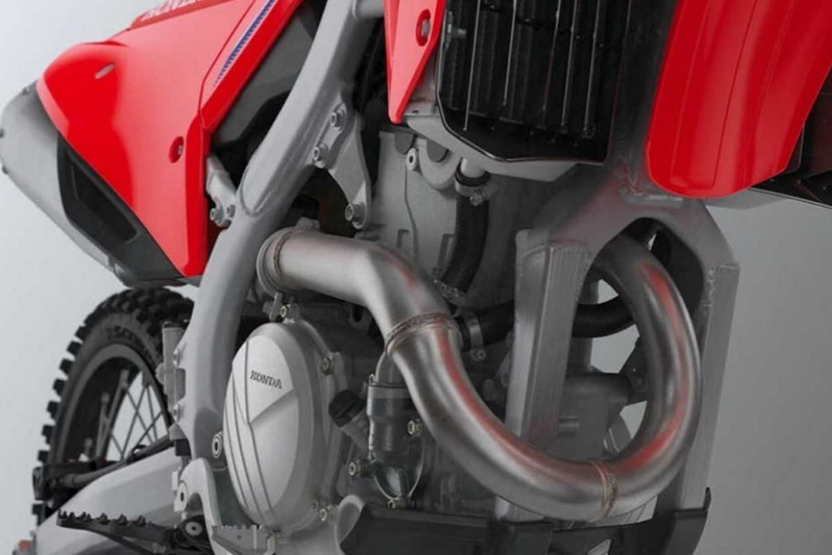 Die Rückkehr zum Einrohr-Auspuff spart inklusive aller Anbauteile 1,24 kg ein