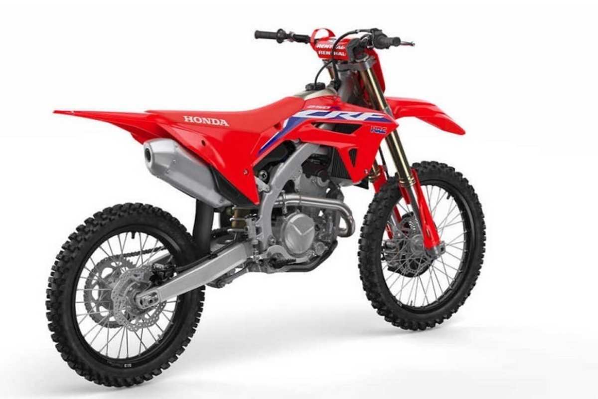 Konventionelle Einrohranlage statt Doppelauspuff an der Hnda CRF250R des 2022er Jahrgangs