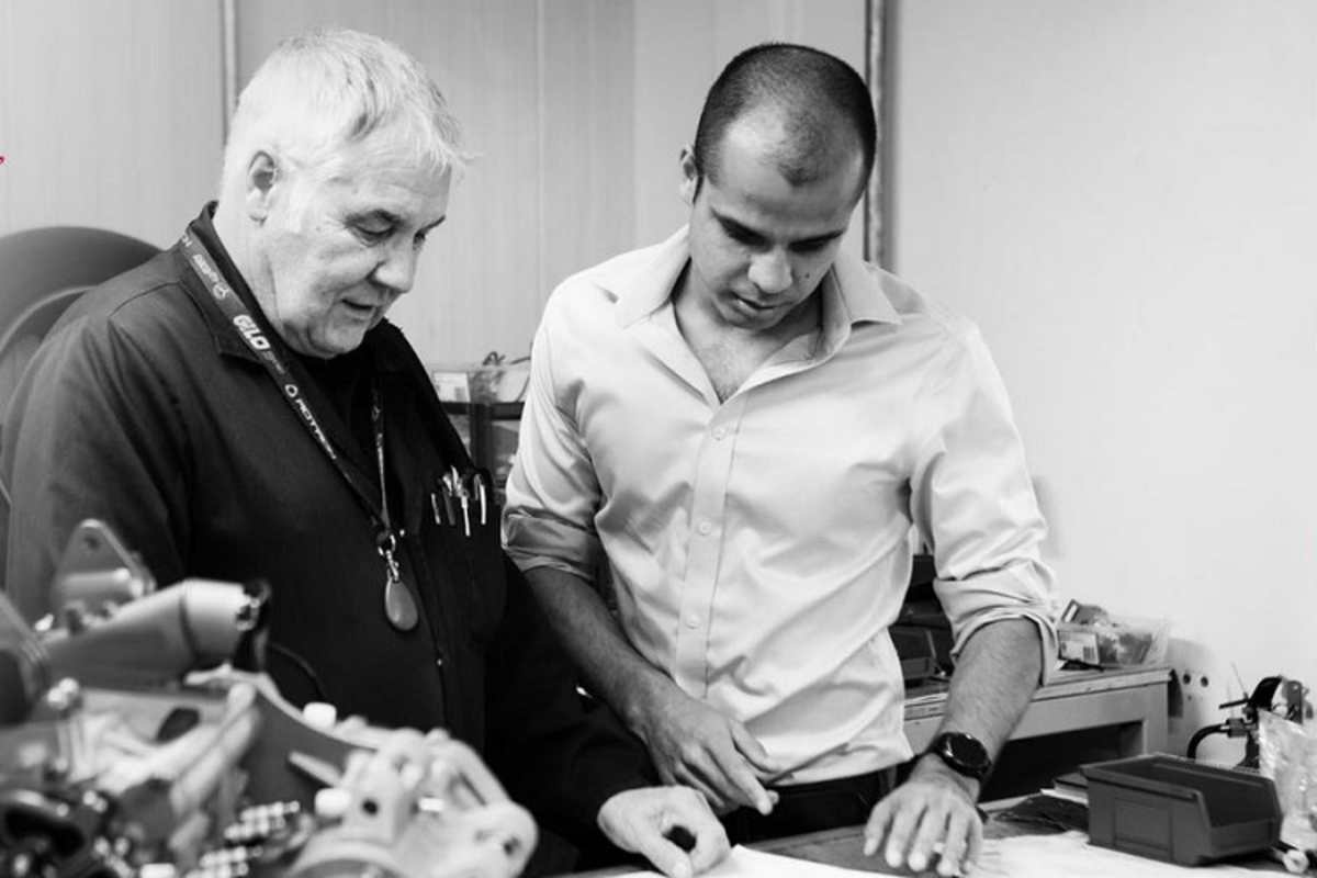 Brian Crighton (links) mit Rotron-Chefingenieur Shamoon Qurashi