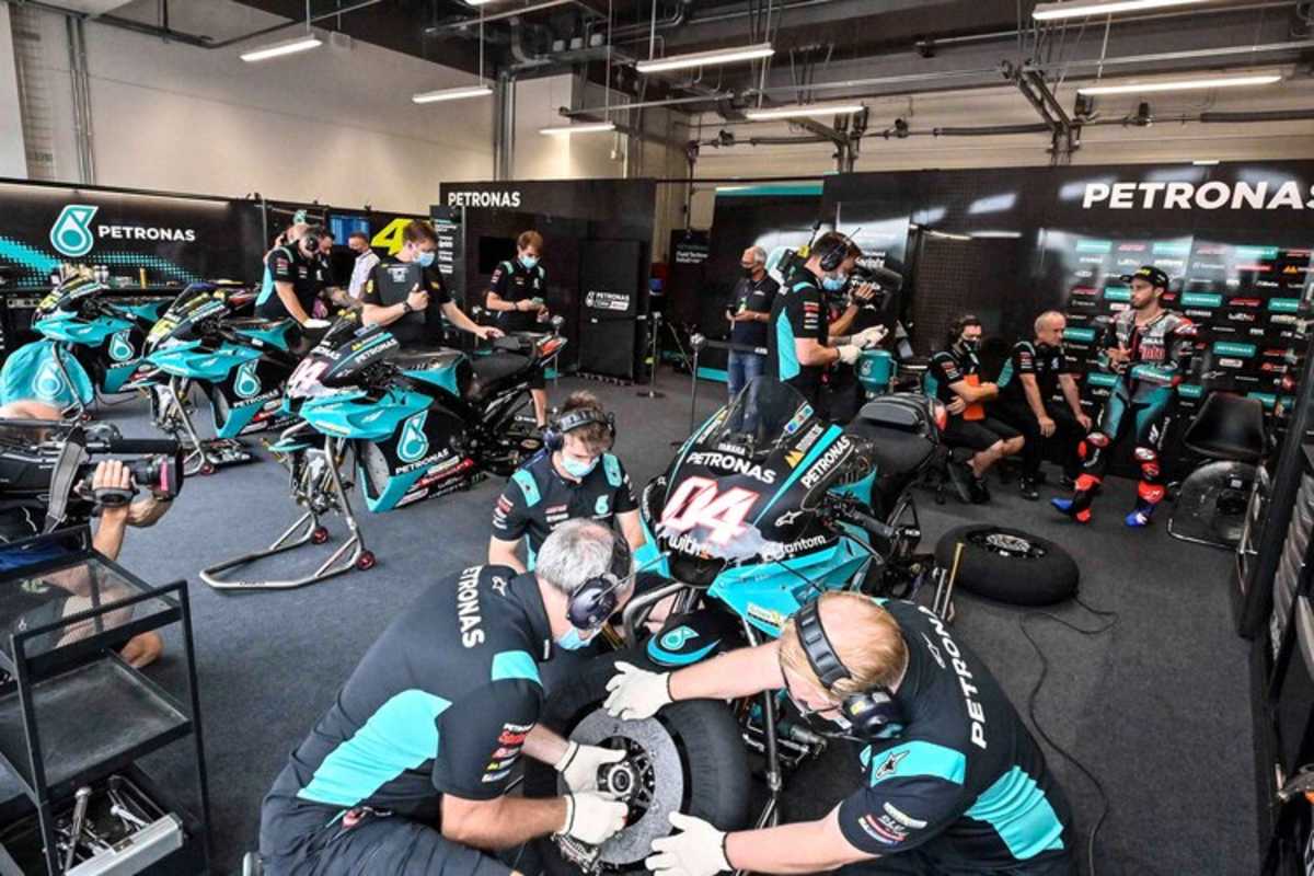 Die Box von Petronas-Yamaha in Misano: Dovi (rechts) und Rossi