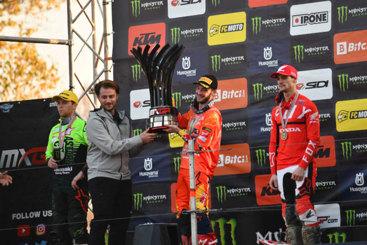 Ein strahlender Herlings umgeben von den enttäuschten Romain Febvre (links) und Tim Gajser (rechts) 